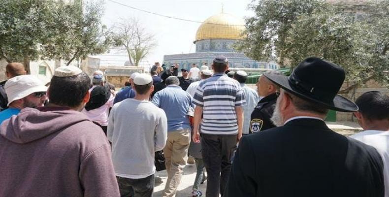 Israeli settlers and police are seen at the al-Aqsa Mosque compound.  (Photo: Press TV)