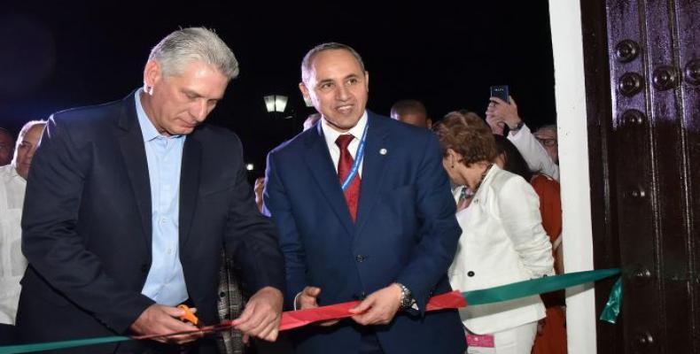Le président cubain et le ministre algérien de la culture coupent le ruban de la 28e édition de la Foire internationale de La Havane.