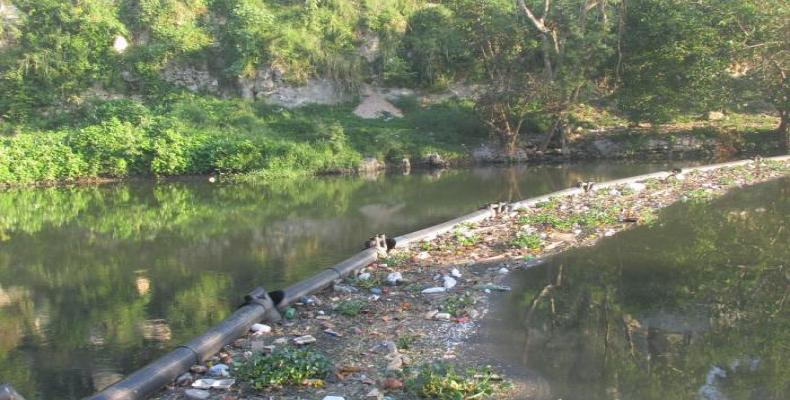 Barrera flotante colectora de residuales sólidos mejorará la limpieza del río Almendares.
