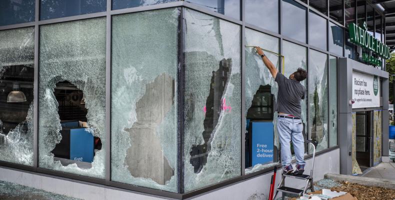 Vidrios rotos de una tienda en Seattle, EE.UU., 23 de julio de 2020.Steve Ringman / The Seattle Times / AP