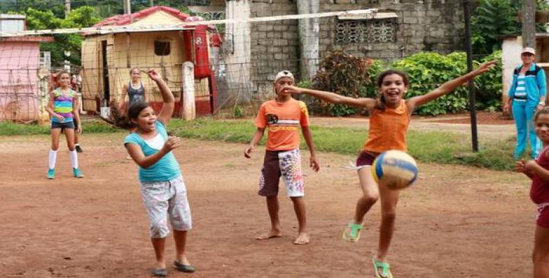 Des loisirs pour tous. Des enfants jouent au football dans une communauté rurale. Photo: JIT