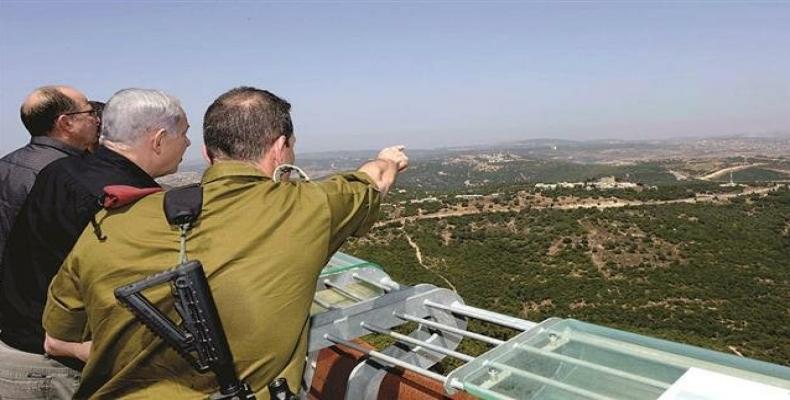 Israeli Prime Minister Benjamin Netanyahu, center, is seen during a visit to the occupied Golan Heights in August 2015. Press TV Photo