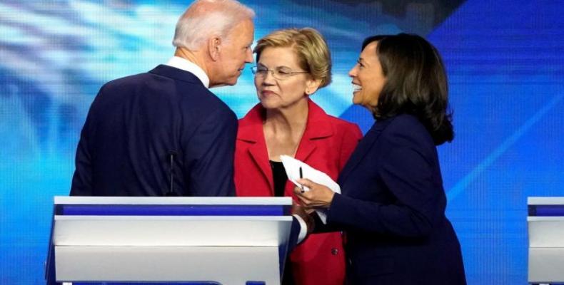 El ex vicepresidente Joe Biden habla con la senadora Elizabeth Warren y la senadora Kamala Harris luego del debate presidencial demócrata en Houston, Texas. Sep