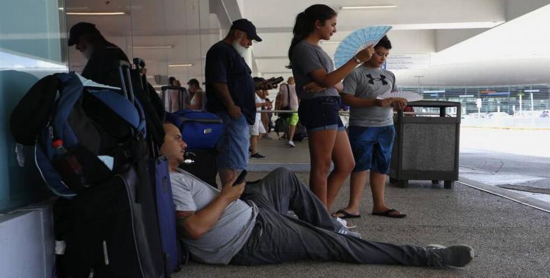 Personas que tratan de salir de Puerto Rico ante el caos imperante en la isla tras paso de huracán