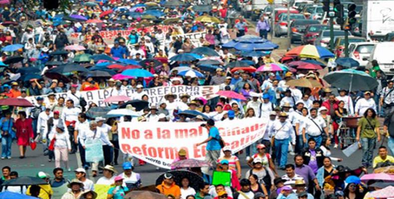 Maestros de la Coordinadora Nacional de Trabajadores de la Educación que realizaban un plantón desde el último lunes en Ciudad de México fueron desalojados por