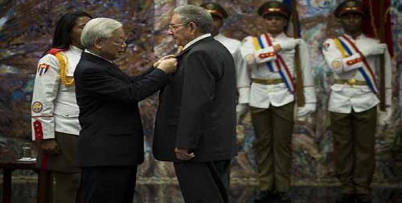 Nguyen Phu Trong condecora a Raúl con la Orden de la Estrella Dorada. Foto: Irene Pérez/ Cubadebate.