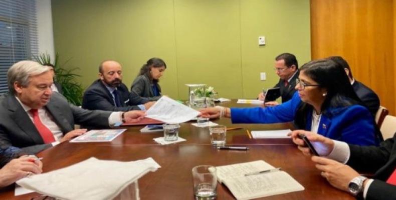 La vicepresidenta venezolana sostuvo una reunión con el secretario general de la ONU, Antonio Guterres. Foto:@DrodriguezVen