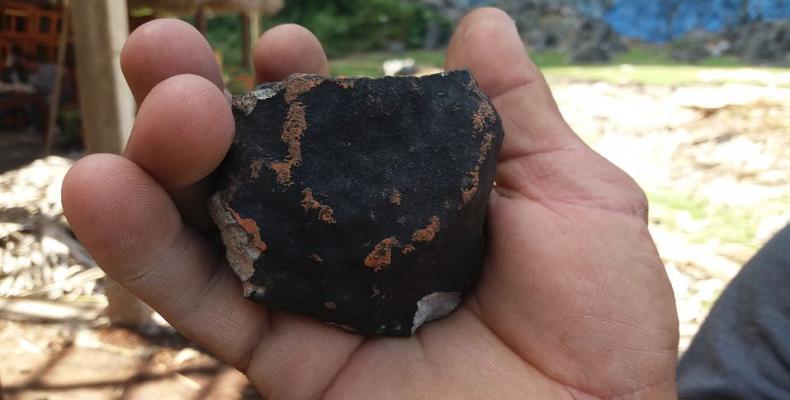 Piedra negra recogida del Valle de Viñales. Fotos: PL y ACN