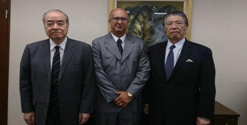 El diplomático Carlos Miguel Pereira, en el centro. Foto: Embajada de Cuba en Japón.