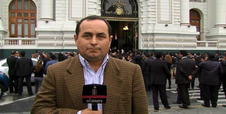 Tras reportero, edificio del congreso del Peru. foto: Internet