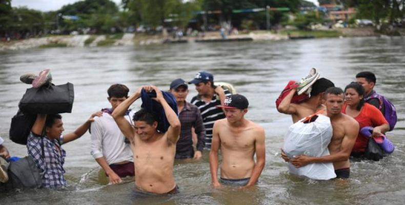 Migrantes cruzan el río Suchiate. Foto/BBC.com 