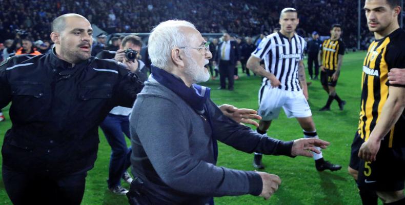 Ivan Savvidis est sorti armé sur la pelouse du stade Thessalonique.