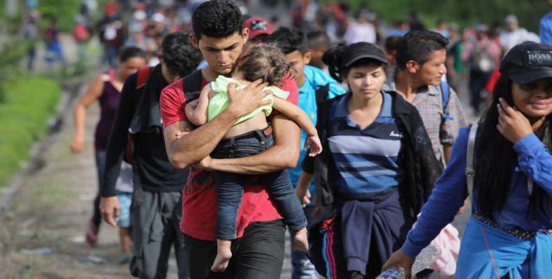 Desde el lunes 14 de enero, unos mil migrantes hondureños caminan hacia el occidente de su país con la idea de cruzar Guatemala y llegar a EE.UU. Foto: Archivo