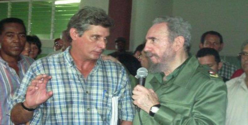 Miguel Díaz-Canel et Fidel Castro à Biran, en 2003. Photo tirée de Cubadebate