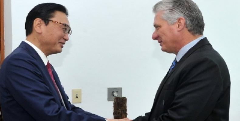 El primer mandatario de Cuba, Miguel Díaz-Canel recibió al presidente de la Liga Parlamentaria de Amistad Japón-Cuba, Keiji Furuya..Foto:Cubasi.