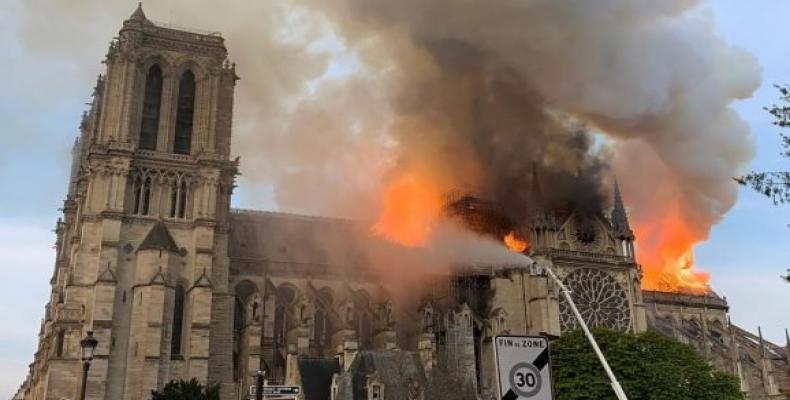 Las llamas aparecieron alrededor de las 18.50 hora local. Fotos: AFP