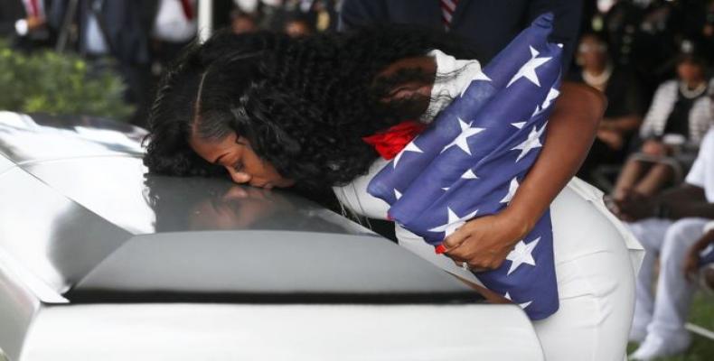 Myeshia Johnson lloró sobre el féretro de su marido durante su entierro en Hollywood, Florida. Getty Images