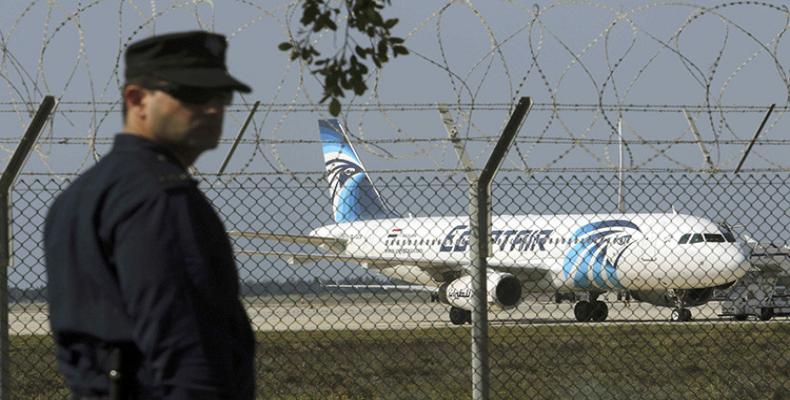 El avión secuestrado en el aeropuerto de Lárnaca Foto/Reuters