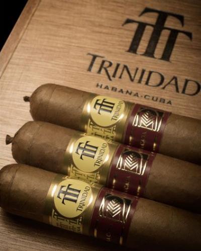 Trinidad La Trova lo producen totalmente a mano con tripa larga, con hojas seleccionadas procedentes de Pinar del Río. Foto: PL