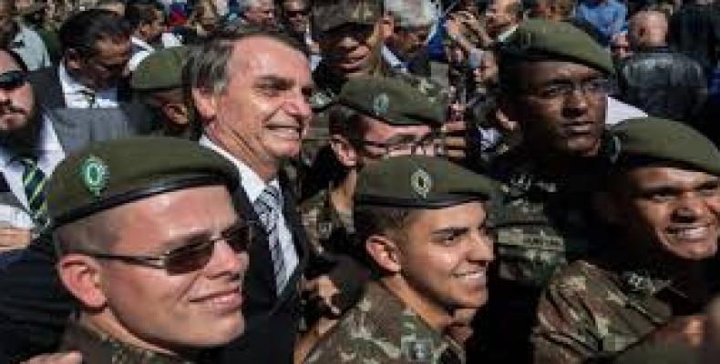 Brazilian President Jair Bolsonaro with troops  (Photo: Reuters)