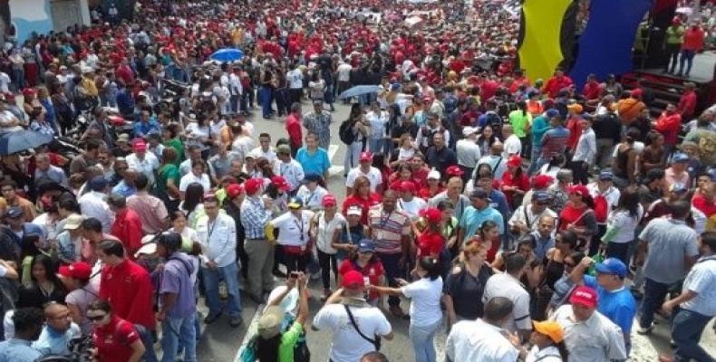 Supporters of President Maduro gather at the center of the capital Caracas in support of the president after the failed attack against him.   Photo: teleSUR 