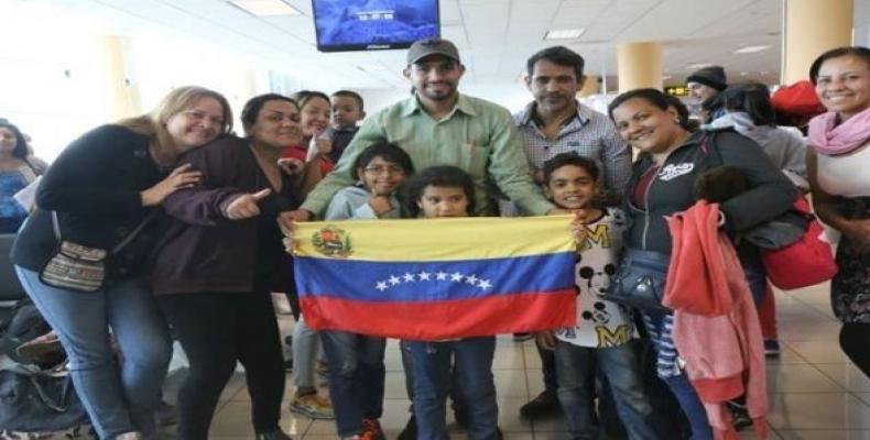 Más de 400 venezolanos se reúnen este sábado con sus familias, tras padecer malas experiencias en Ecuador y Perú.Foto referencial teleSUR.