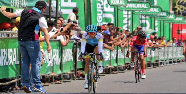 Arlenis Sierra, sur la ligne d'arrivée, lors de la première étape du Tour du Guatemala