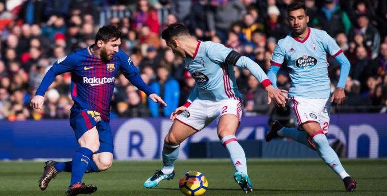 Lionel Messi se lleva el balón ante Hugo Mallo. Foto/ Mundo Deportivo