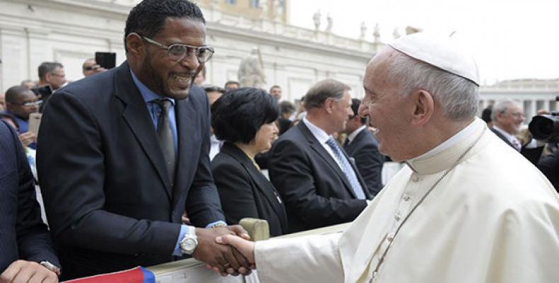 Pope Salutes High Jump World Record-Holder Javier Sotomayor Photo: @Notimex Twitter