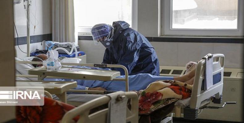 Iranian doctor treats a patient infected with COVID-19 at a hospital in Tehran.  (Photo: IRNA)