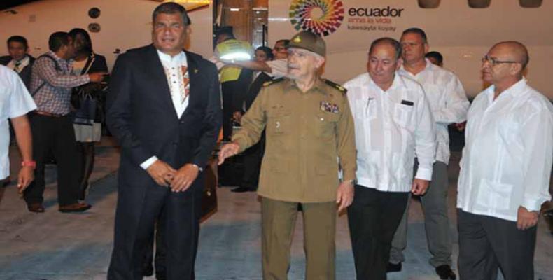 Rafael Correa fue recibido por el vicepresidente de los Consejos de Estado y de Ministros  Ramiro Valdés.