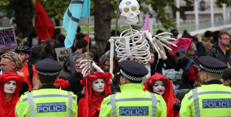 Climate activists confront police in London.  (Photo: AFP)