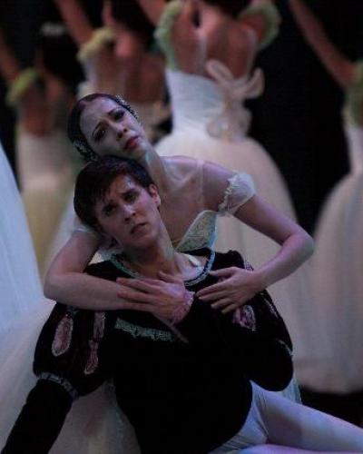 Anette Delgado y Dani Hernández, en Giselle. Foto: Luis Alberto Alonso