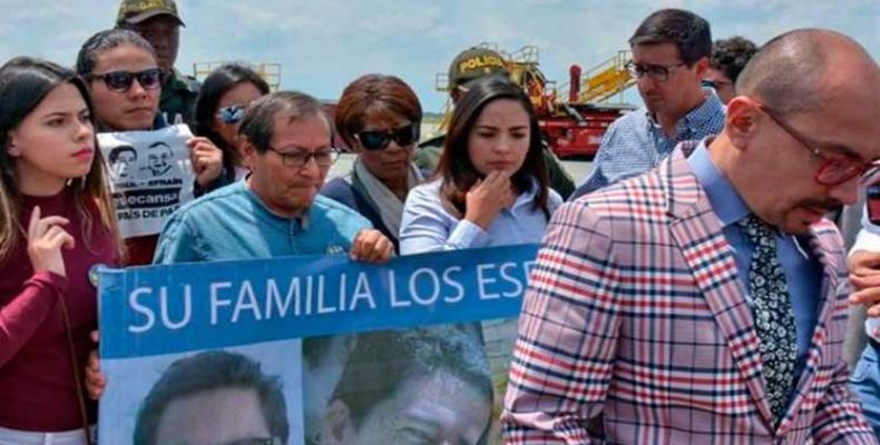 Les proches des journalistes assassinés attendent à Cali l'identification des corps. Photo: Prensa Latina
