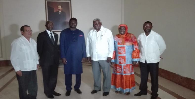 Esteban Lazo (tercero de derecha a izquierda) se muestra congratulado con la visita de la delegación gambiana. Foto: Marianela Samper