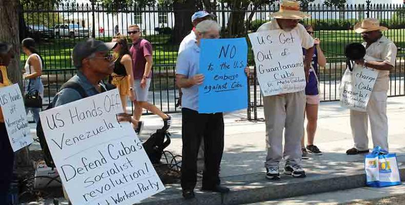 Varios mensajes expuestos en carteles y a viva voz reclamaron  a la administración de Trump que cesen las agresiones contra Cuiba. Fotos: PL