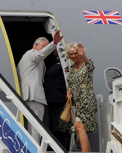 Prince Charles and his wife Camilla, wave good-bye before boarding the plane.    PL PhotoL/ Vladimir Molina