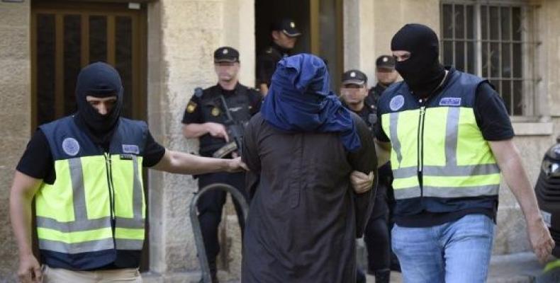 Policias trasladan a un hombre detenido en Mallorca, dentro de la operación contra el terrorismo. | Foto: EFE