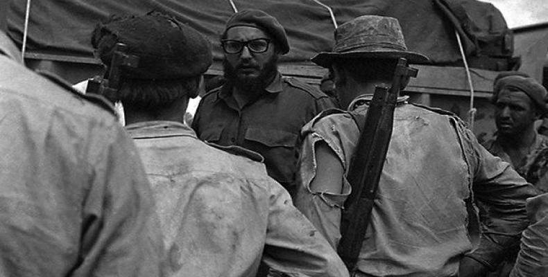 El líder Fidel Castro dialoga con los milicianos durante la invasión a Playa Girón, 17 de abril de 1961. Foto: Joaquín Viñas.