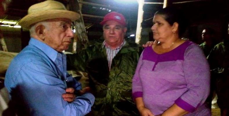 Machado Ventura (I) dialoga con las autoridades pinareñas. Foto: Tele Pinar