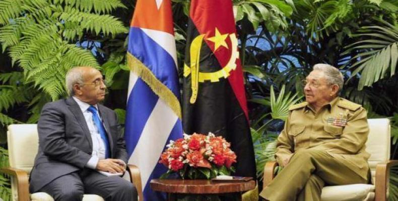 El presidente de Cuba, Raúl Castro, recibió al ministro de Defensa Nacional de Angola, Salviano de Jesús Sequeira, quien realiza una visita oficial a Cuba.Imáge