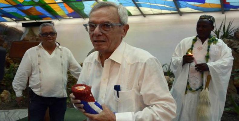 Leal agradeció el honor y relató su peregrinaje hasta Santiago de Cuba. Foto: Miguel RUBIERA JÚSTIZ