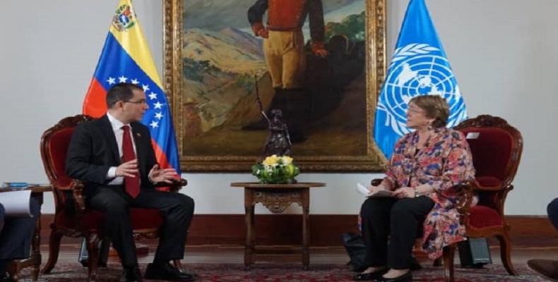 Alta Comisionada para los DDHH de la ONU Michelle Bachelet dialoga con canciller venezolano Jorge Arriaza. Foto/ Mippci.