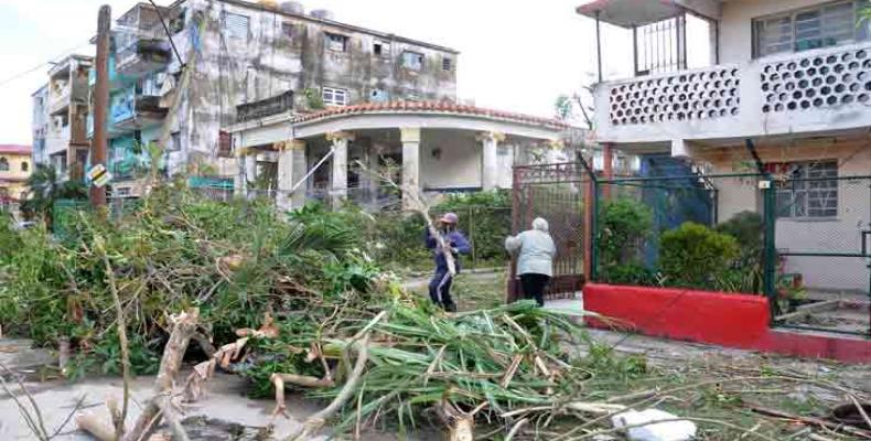 Ante el panorama bastante deprimente por el fenónemo atmosférico, se levantan los cubanos con optimismo. Fotos: PL