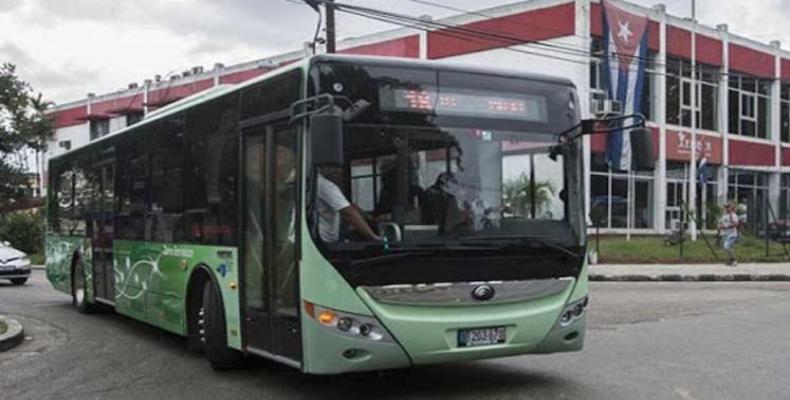 La capital cubana dispone este miércoles de un ómnibus eléctrico y 39 híbridos. Foto: PL.