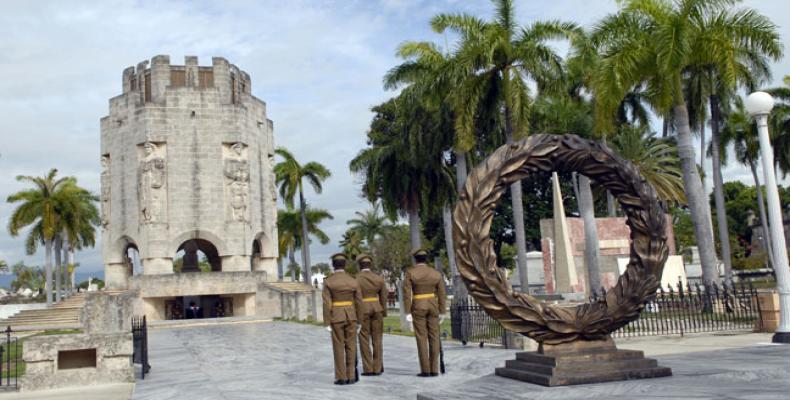 Desde el 19 de mayo del 2002, una guardia permanente de honor refuerza la reverencia y otorga una conmovedora solemnidad al sitio. Foto: Internet