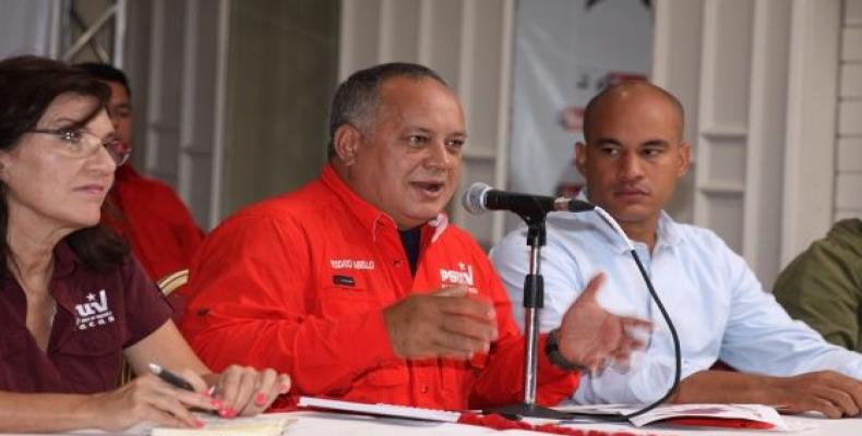 Diosdado Cabello, al centro de la foto