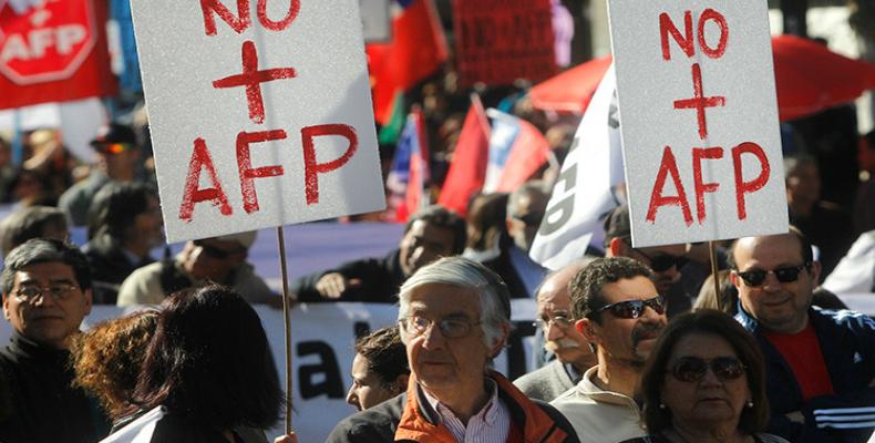 Chilenos marchan contra el actual sistema de pensiones / CLAUDIO REYES / AFP