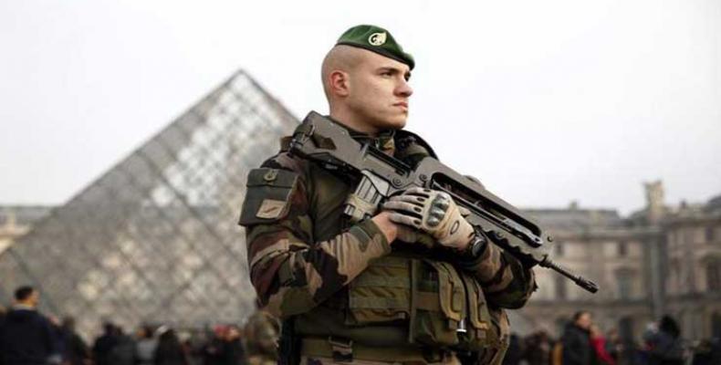 Soldado custodia en las afueras del Museo del Louvre