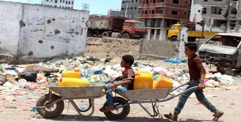Children return home with water amid a severe shortage in Yemeni city of Aden.  (Photo: AFP)